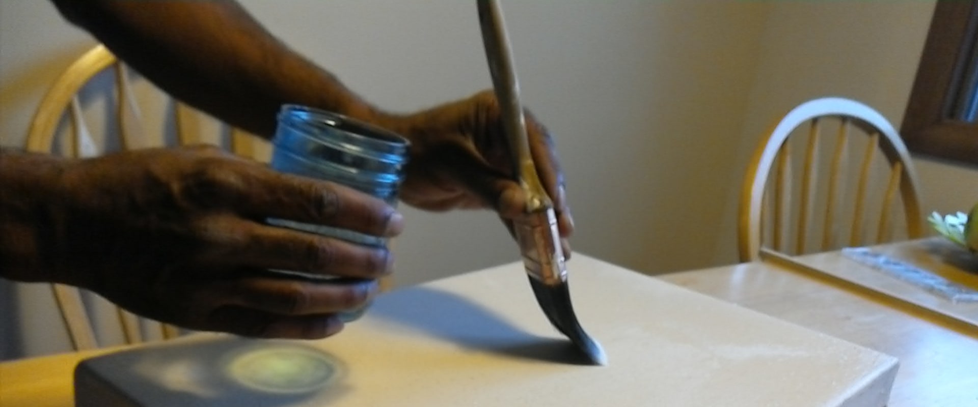 Does repair glue grounded require a primer before application?